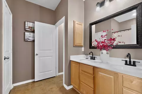 Bath - 250 Fender Dr, Kyle, TX 78640 photo 2 of 6