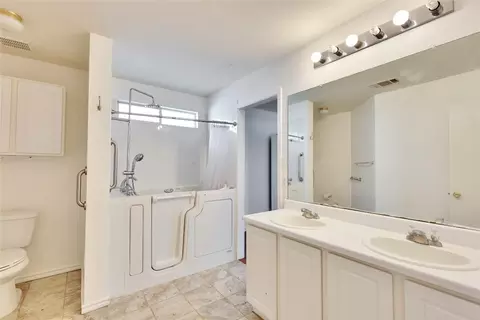 Bath - 117 Gillespie Ln, Elgin, TX 78621 photo 2 of 3