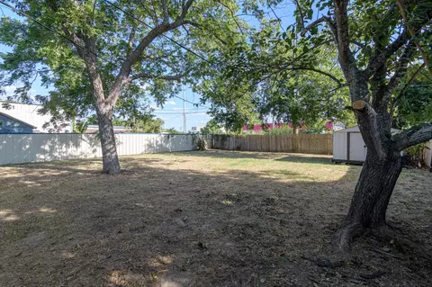 Exterior - 219 E Davilla St, Bartlett, TX 76511 photo 4 of 8