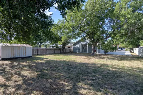 Exterior - 219 E Davilla St, Bartlett, TX 76511 photo 6 of 8