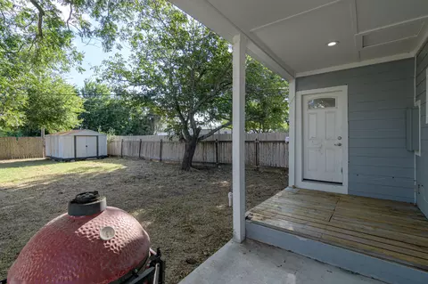 Exterior - 219 E Davilla St, Bartlett, TX 76511 photo 5 of 8