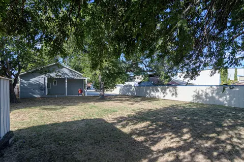 Exterior - 219 E Davilla St, Bartlett, TX 76511 photo 7 of 8