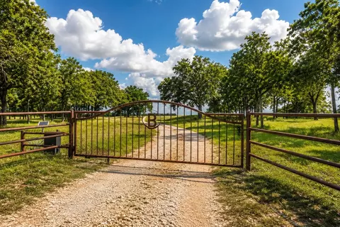 Undisclosed, Luling, TX 78648 photo 29
