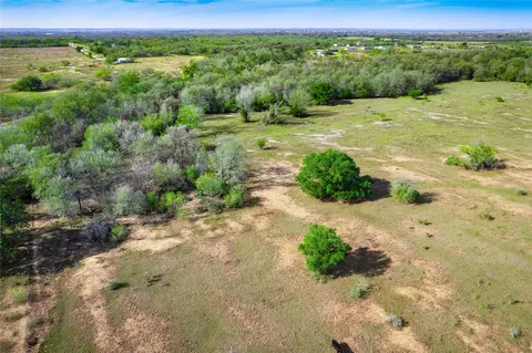 1180 Bugtussle Ln, Luling, TX 78648 photo 10