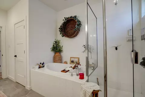 Bath - 2240 Ringstaff Rd, Leander, TX 78641 photo 2 of 3