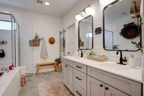 Bath - 2240 Ringstaff Rd, Leander, TX 78641 photo 1 of 3