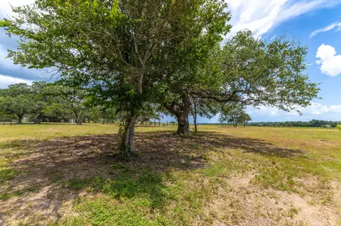 2160 Baca Loop, Flatonia, TX 78941 photo 5