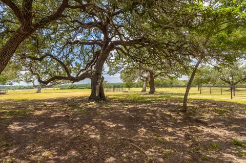 2160 Baca Loop, Flatonia, TX 78941 photo 7