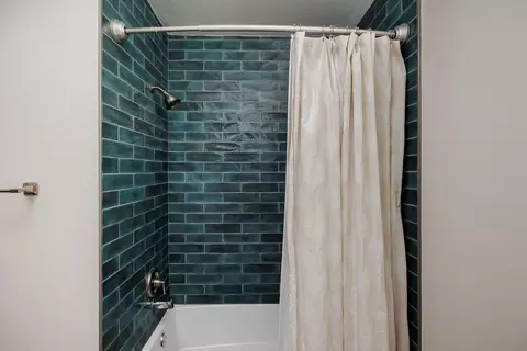 Bath - 9219 Independence Loop, Austin, TX 78748 photo 4 of 4