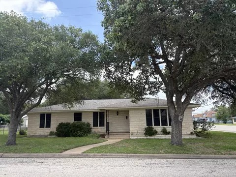393 N Manse Ave, Giddings, TX 78942