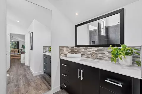 Bath - 102 Valley View Dr E, Leander, TX 78641 photo 2 of 5