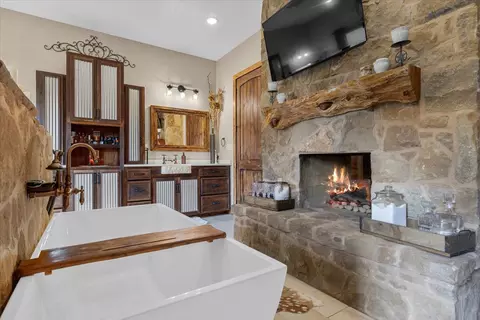 Bath - 175 Wilson Rd, Elgin, TX 78621 photo 3 of 8