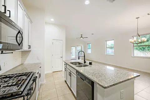 Kitchen - 417 Anacua Loop #6, Manchaca, TX 78652 photo 5 of 5