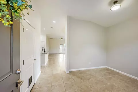 Entry Way - 417 Anacua Loop #6, Manchaca, TX 78652 photo 1 of 2