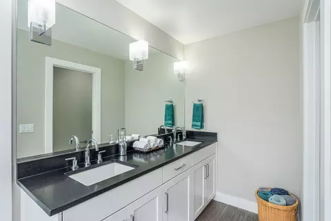 Bath - 705 E 49th St #A, Austin, TX 78751 photo 2 of 4