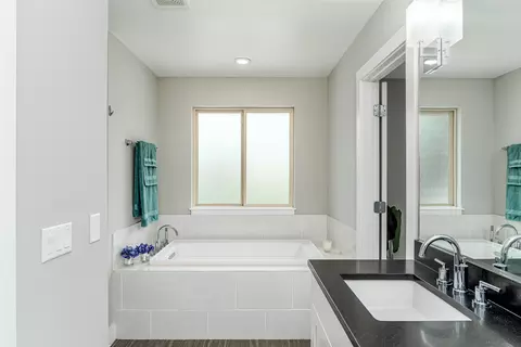 Bath - 705 E 49th St #A, Austin, TX 78751 photo 3 of 4