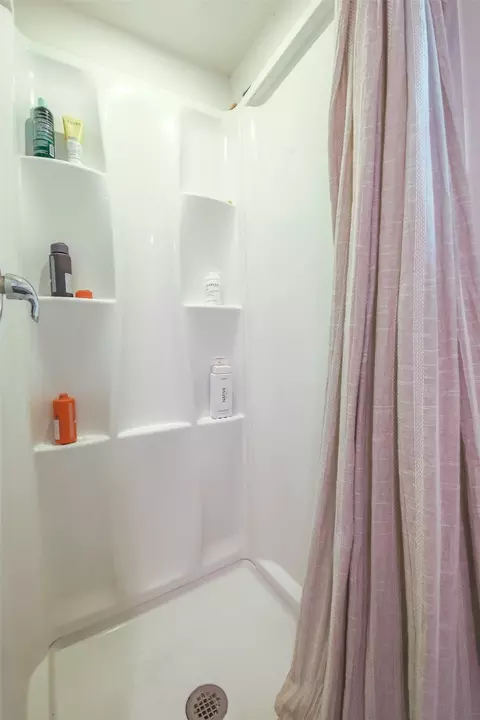 Bath - 1105 E 3rd St, Austin, TX 78702 photo 4 of 4