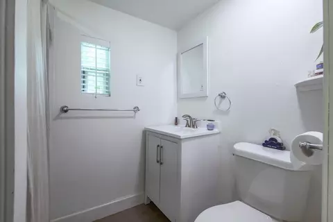 Bath - 1105 E 3rd St, Austin, TX 78702 photo 3 of 4