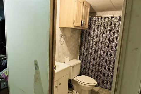 Bath - 109 Wayside Dr, Elgin, TX 78621 photo 2 of 3