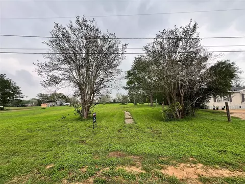 705 E 2nd Ave, Nixon, TX 78140