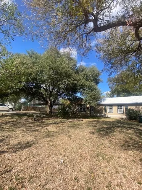 Exterior - 214 S Hackberry Ave, Luling, TX 78648 photo 3 of 3