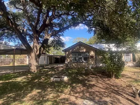 Exterior - 214 S Hackberry Ave, Luling, TX 78648 photo 1 of 3