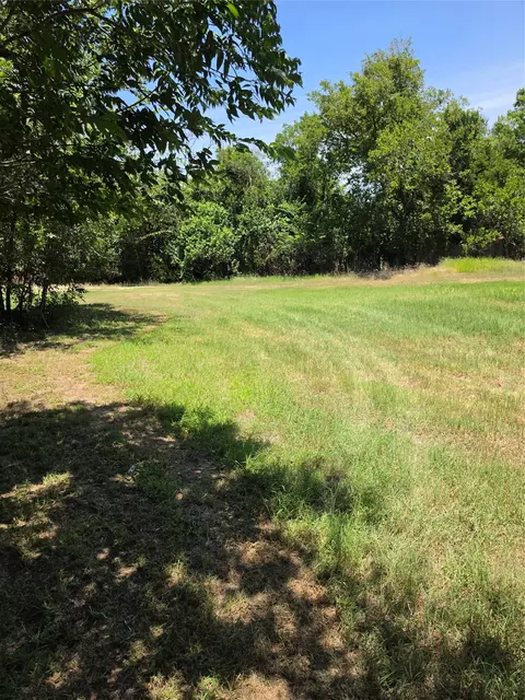 711 2nd St E, Elgin, TX 78621 photo 3