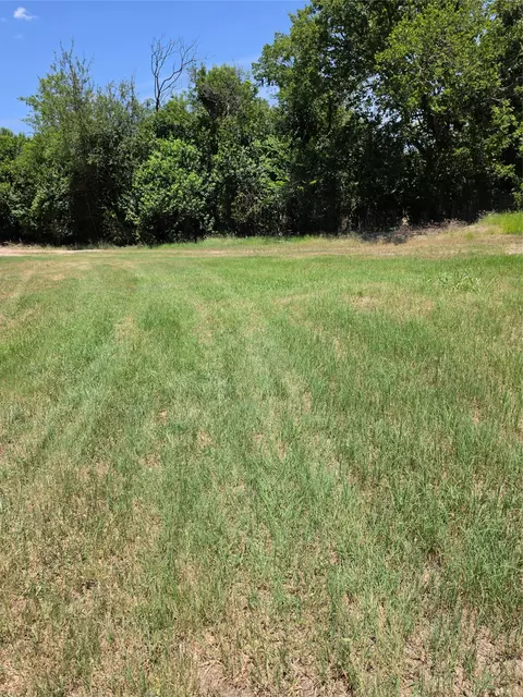 711 2nd St E, Elgin, TX 78621 photo 2