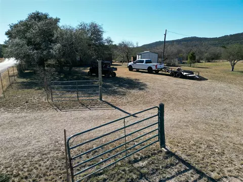 831 Magers Rd, Concan, TX 78838 photo 7