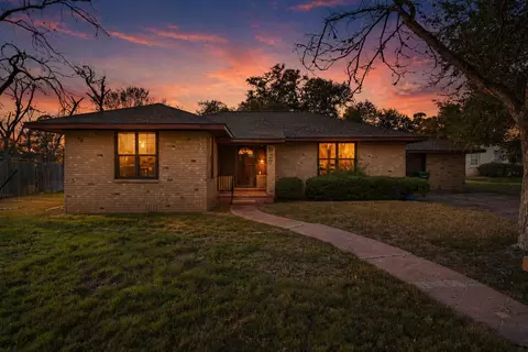 927 E Walnut St, La Grange, TX 78945