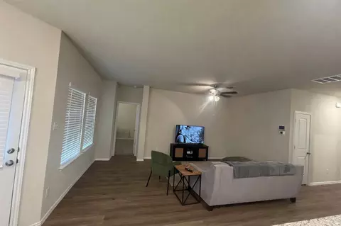 148 Pivot Dr, Taylor, TX 76574 photo 3