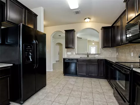 Kitchen - 141 Igneous Ln, Jarrell, TX 76537 photo 2 of 5