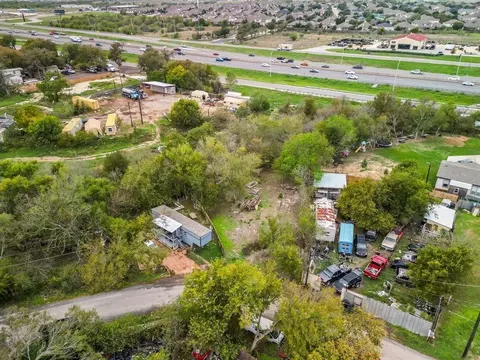 324 NW Knox Dr, Buda, TX 78610 photo 2