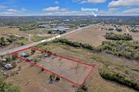 1607 E 4th St, Taylor, TX 76574