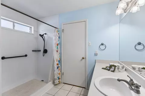 Bath - 100 Devons Cv, Buda, TX 78610 photo 3 of 3