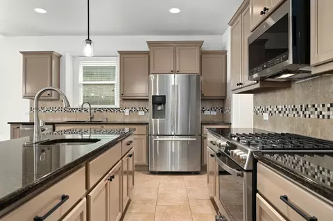 Kitchen - 20416 Shellduck Dr, Pflugerville, TX 78660 photo 2 of 5