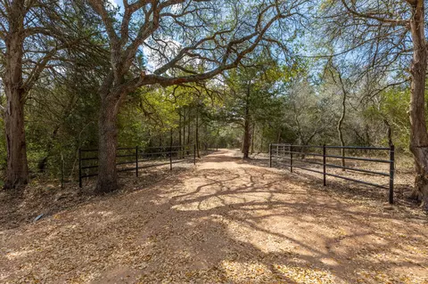 1956 Baca Loop, Flatonia, TX 78941
