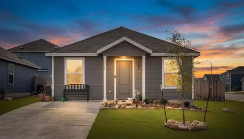373 Cowpoke Dr, Jarrell, TX 76537