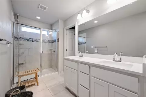 Bath - 160 Thornless Cir, Buda, TX 78610 photo 2 of 3