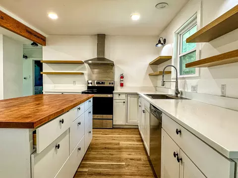 403 Lizzie St, Taylor, TX 76574