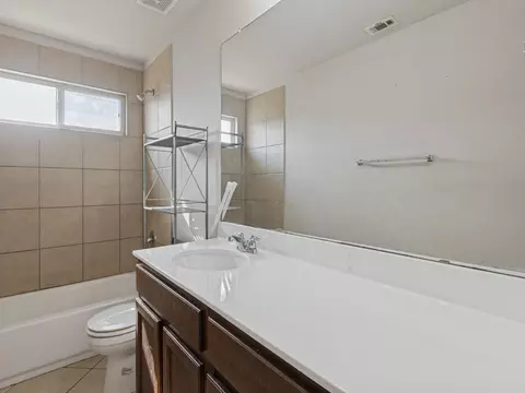 Bath - 512 Eagle Brook Ln, Buda, TX 78610 photo 4 of 4