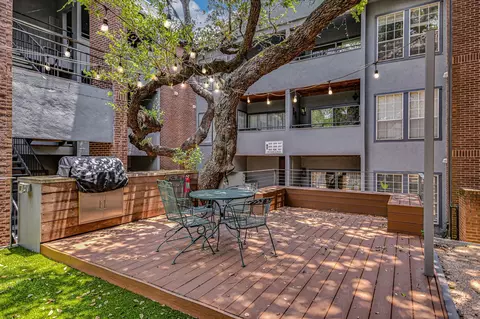 700 S 1st St #103, Austin, TX 78704