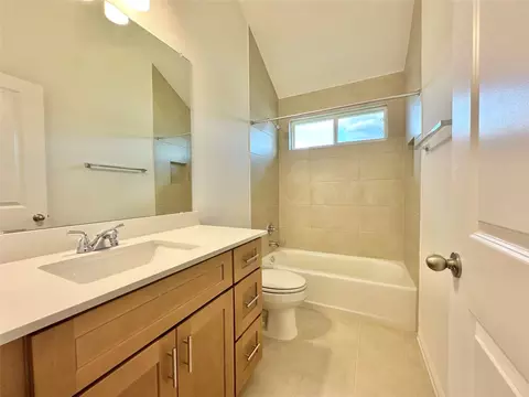 Bath - 439 Backstays Loop, Kyle, TX 78640 photo 3 of 3