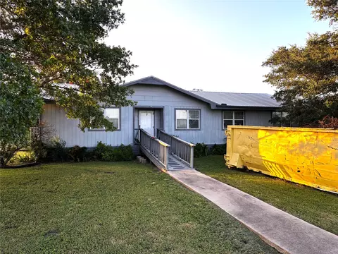 705 E Umlang St, Thorndale, TX 76577