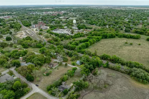 1002 Proctor St, Lockhart, TX 78644 photo 4
