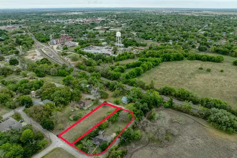 1002 Proctor St, Lockhart, TX 78644 photo 3