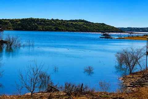 551 Lake View Dr, Spicewood, TX 78669