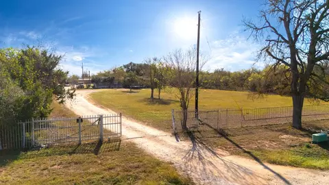 5035 Barth Rd, Lockhart, TX 78644