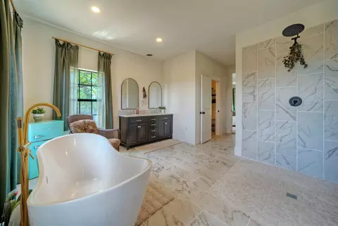 Bath - 198 Rolling Oak Dr, Elgin, TX 78621 photo 2 of 5