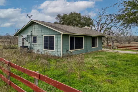 Exterior - 103 Robin Ln, Luling, TX 78648 photo 6 of 8